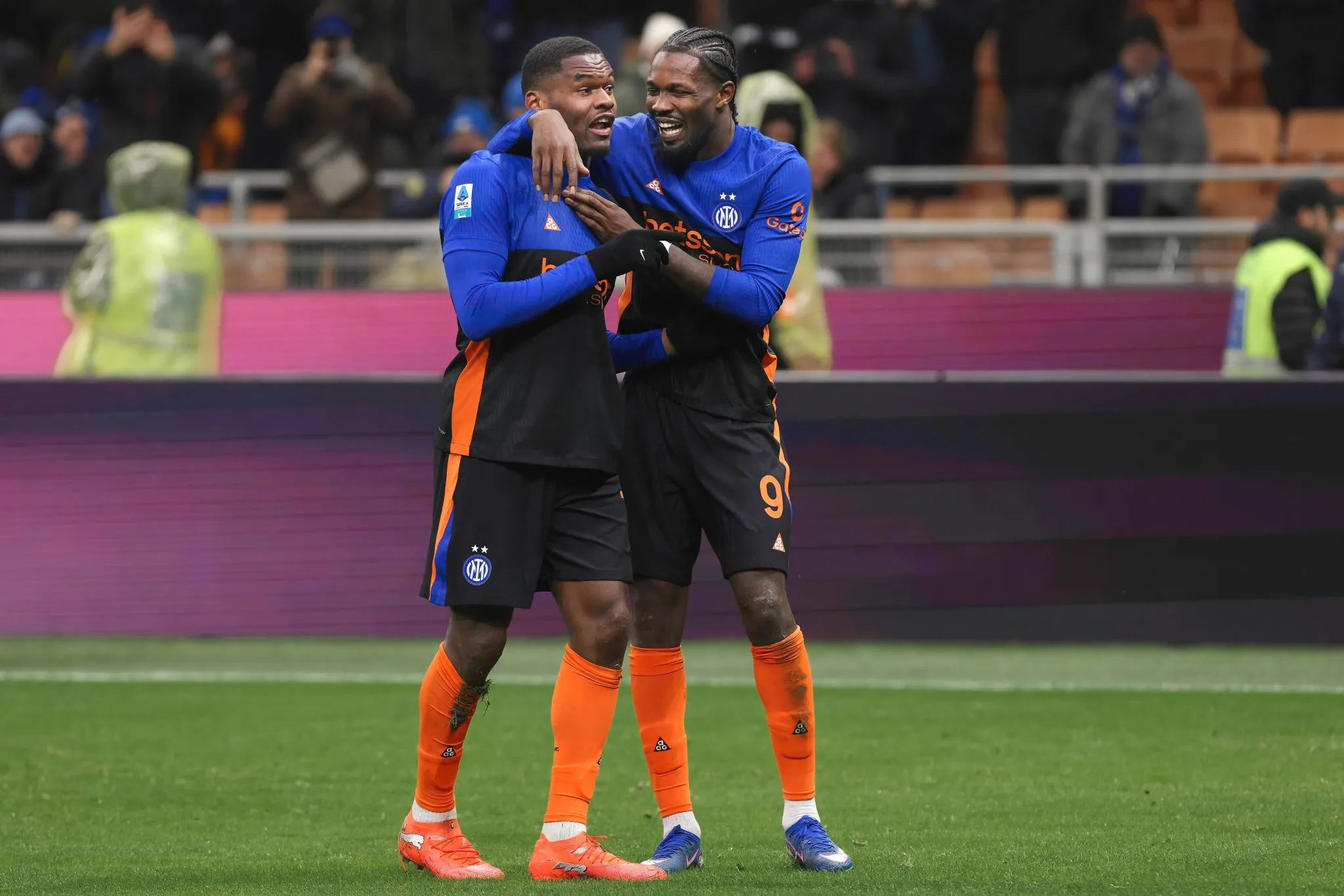 Bonny e Thuram em a&ccedil;&atilde;o pela Internazionale