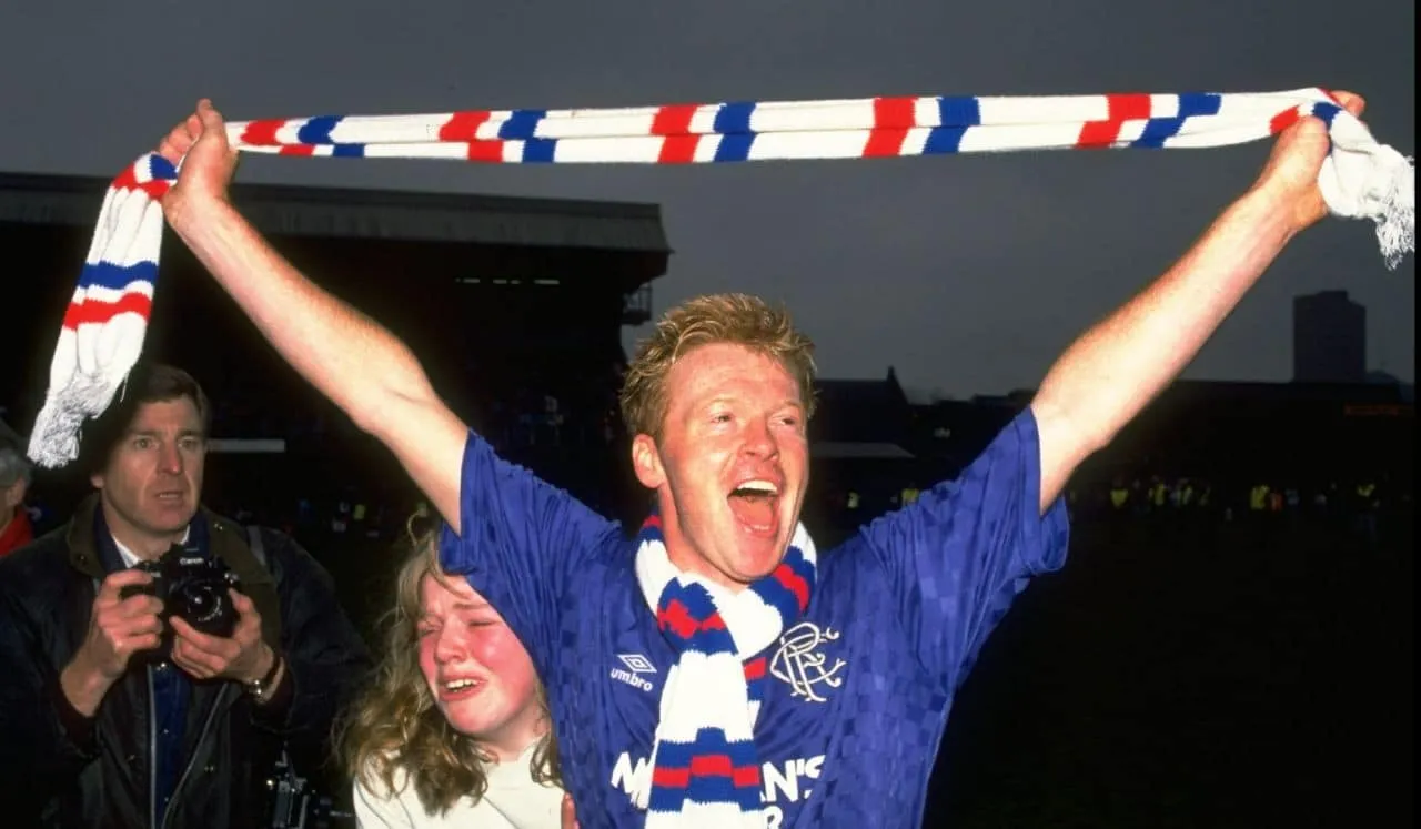 Sectarismo, trai&ccedil;&atilde;o, rivalidade: A hist&oacute;ria da transfer&ecirc;ncia que deixou Celtic e Rangers em chamas