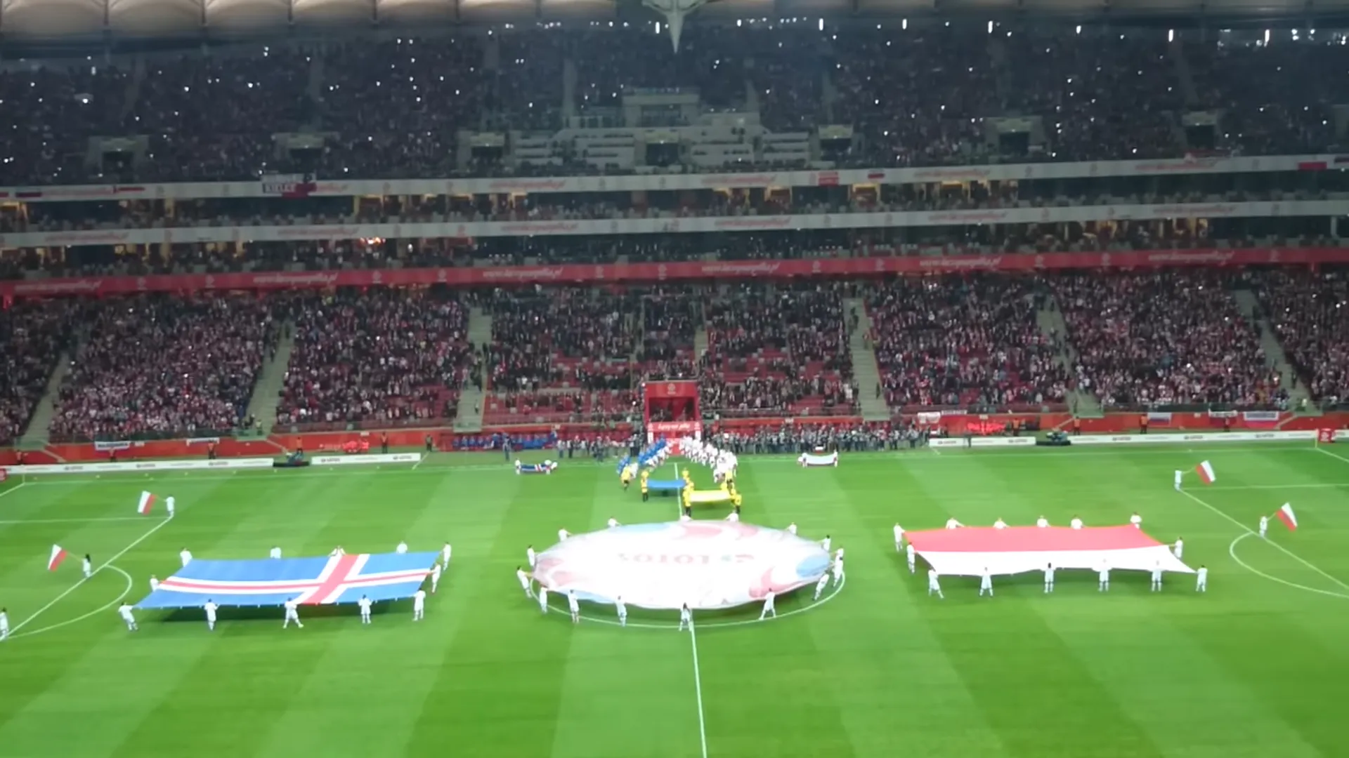 Fora, hino da Champions! A entrada dos times fica muito mais legal com a trilha de Star Wars