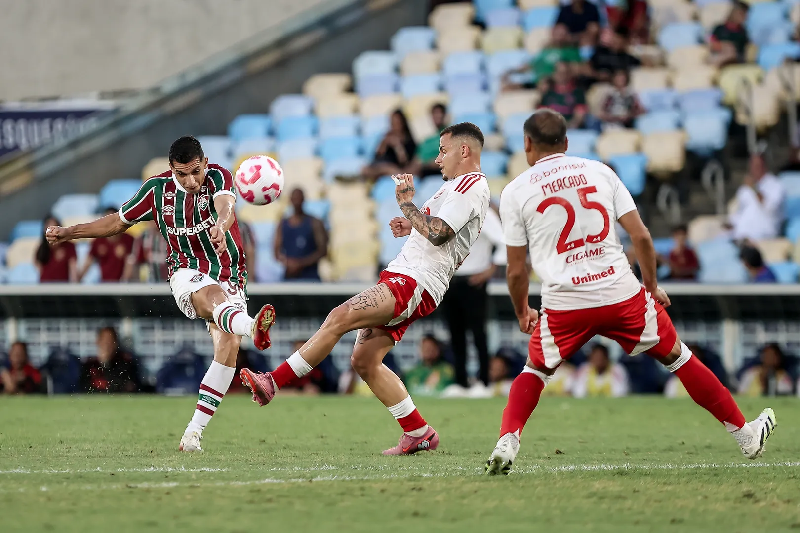 Serna finaliza em jogo entre Fluminense e Internacional