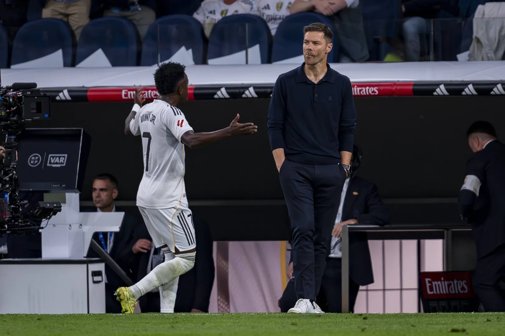 Vinicius Jr. reclama de substitui&ccedil;&atilde;o de Xabi Alonso no Real Madrid (Foto: Imago)