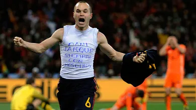 Gol do t&iacute;tulo mundial ajudou Iniesta a sair de lugar sombrio e se sentir bem novamente