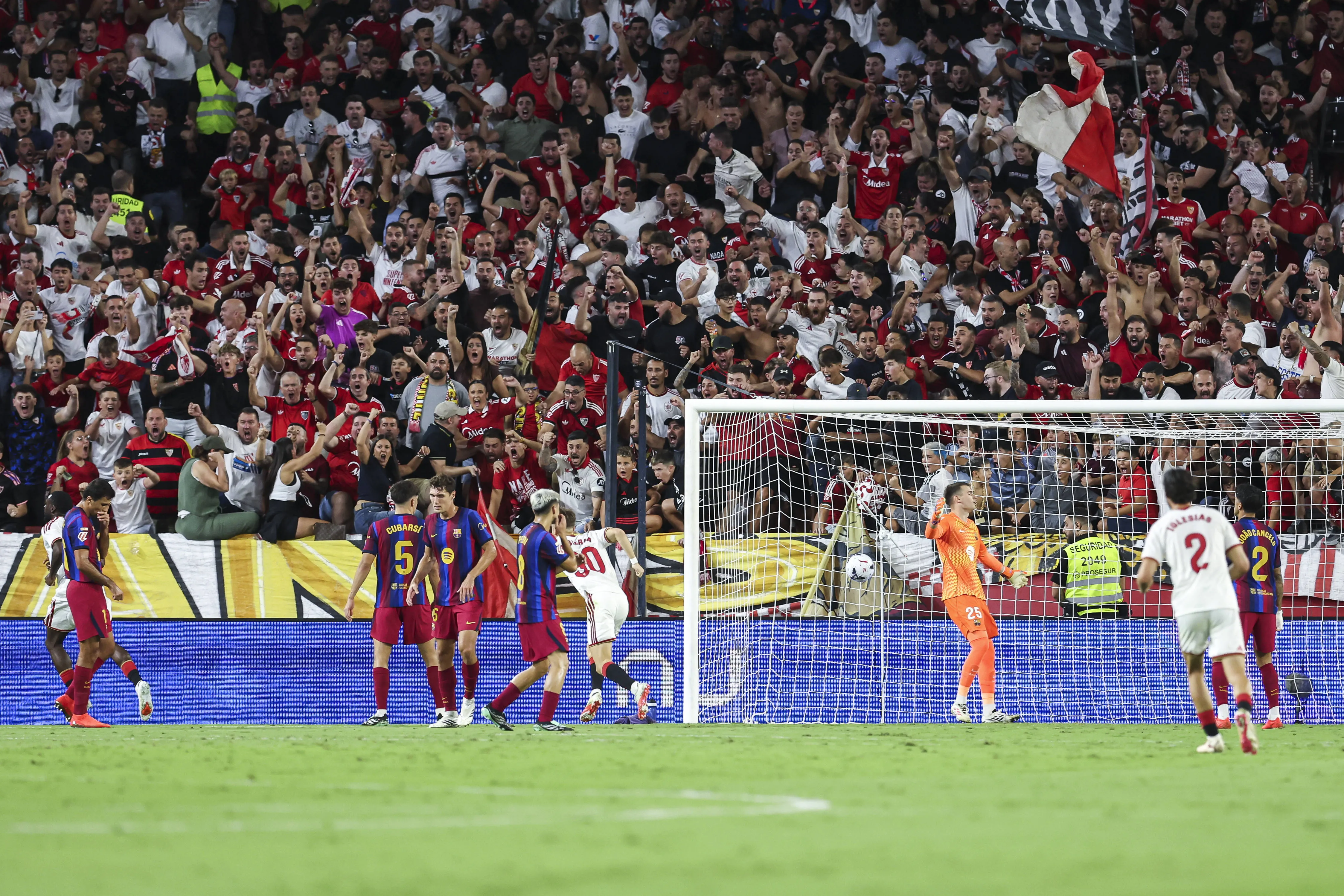 Sevilla ap&oacute;s marcar sobre o Barcelona
