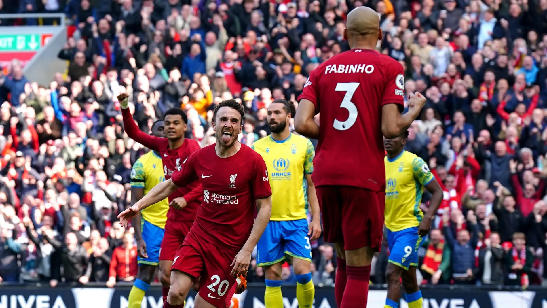 Liverpool abusa da bola parada e leva o empate duas vezes, mas consegue vencer o Nottingham Forest
