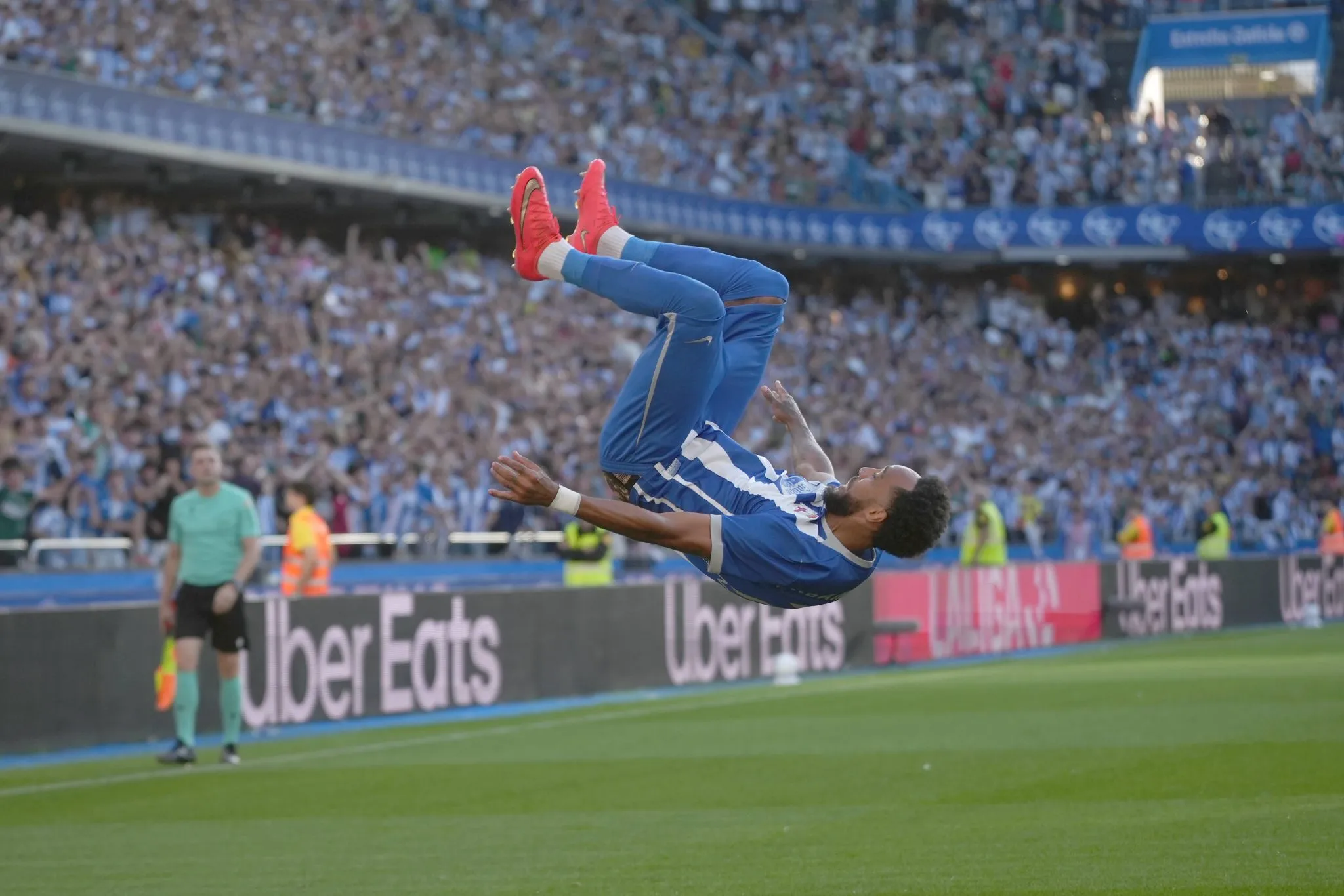 Aubameyang comemora gol marcado pelo Deportivo (Foto: IMAGO / AgenciaLOF)