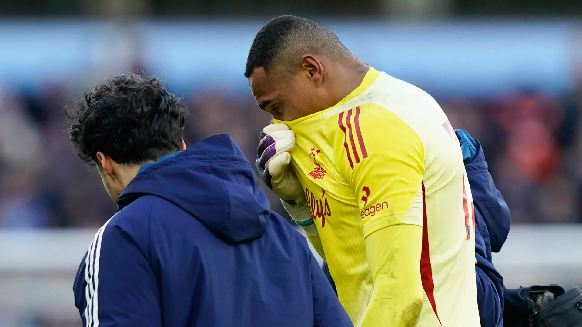 John deixa o campo machucado em Aston Villa x Nottingham Forest