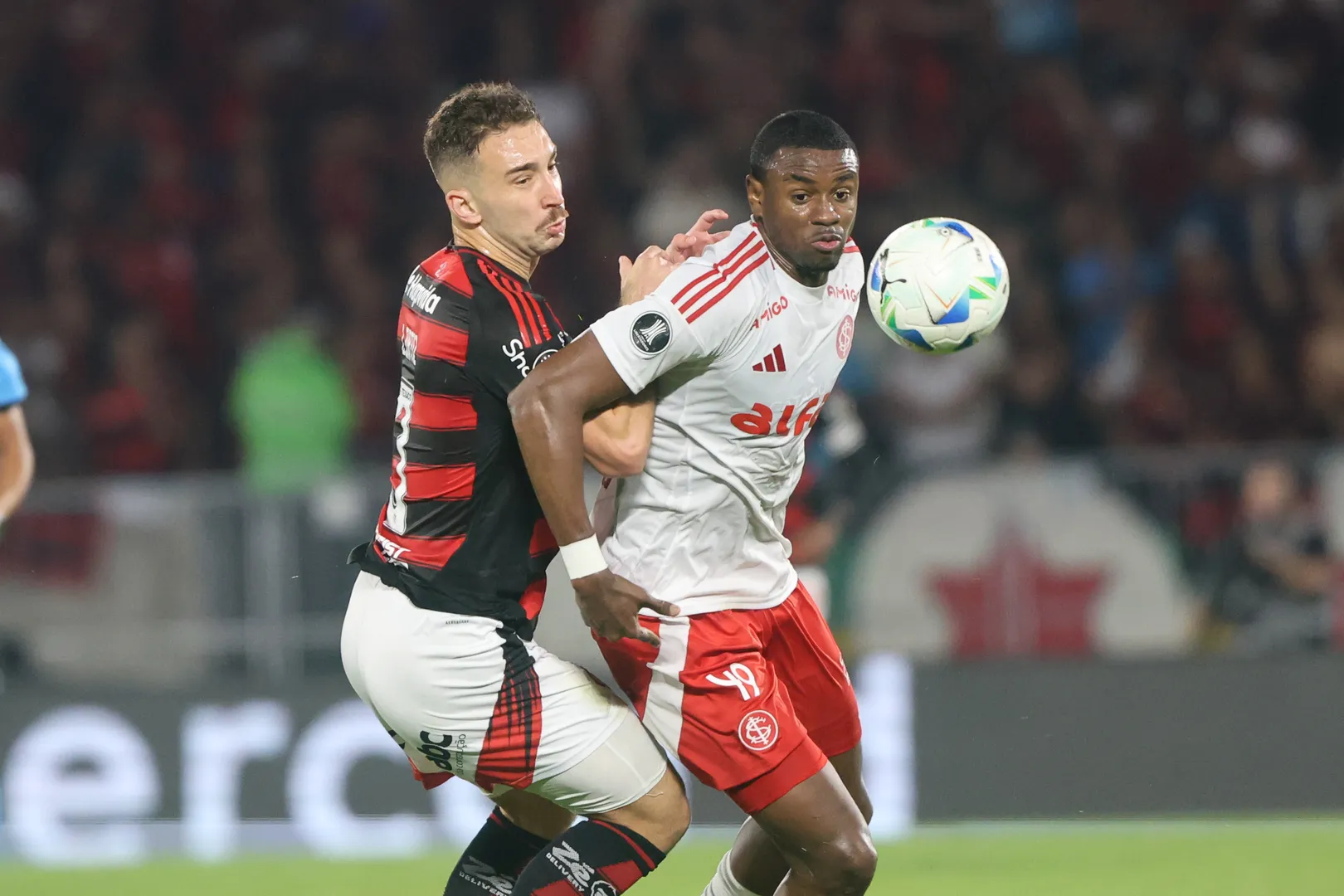 L&eacute;o Ortiz, do Flamengo, e Ricardo Mathias, do Internacional, disputam bola
