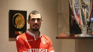 Destaque no acesso dos Wolves, L&eacute;o Bonatini se torna o primeiro brasileiro a atuar pelo Nottingham Forest
