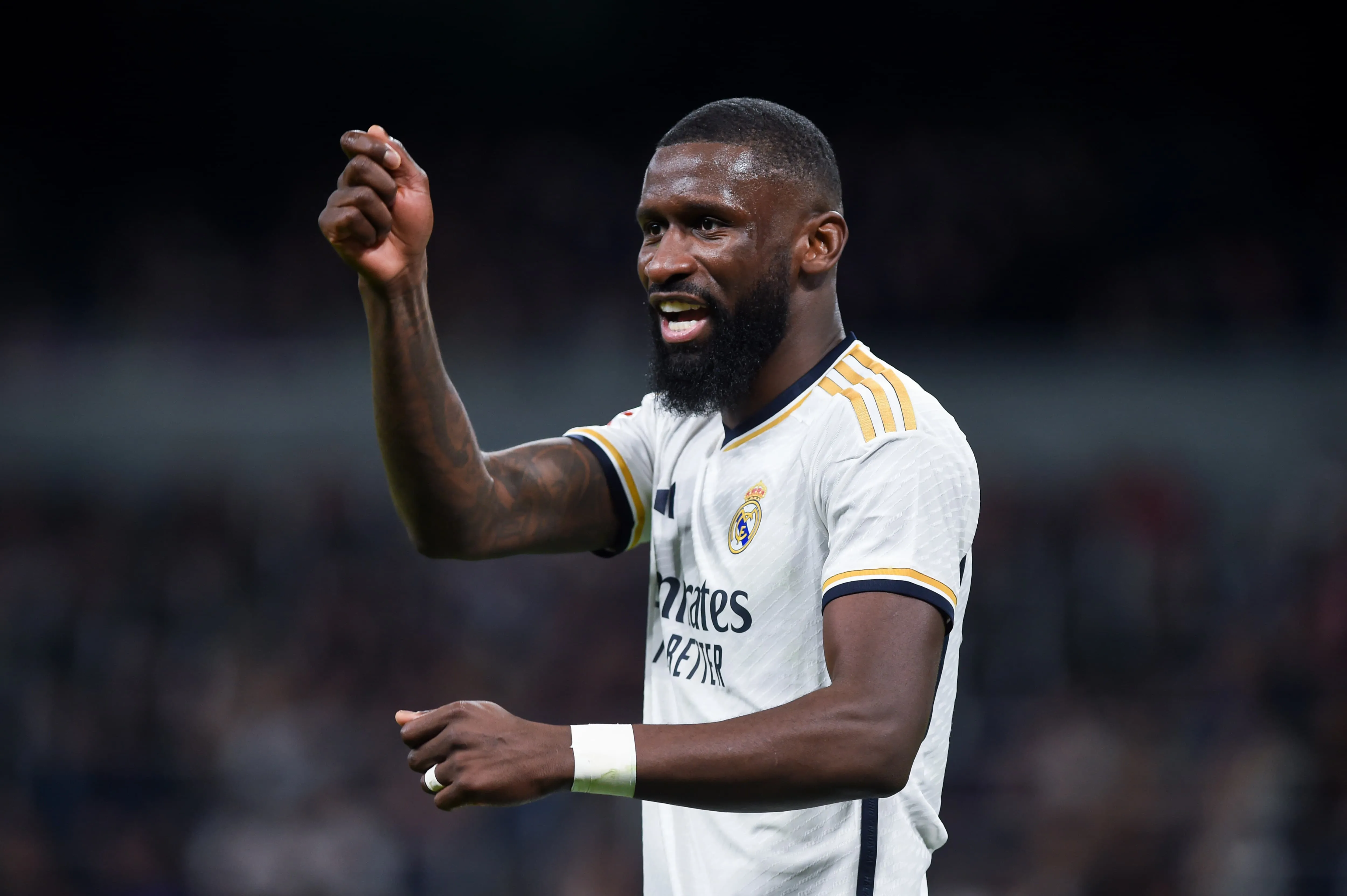 &Ouml;zil rasga elogios a R&uuml;diger no Real Madrid e alfineta Chelsea: &lsquo;Olha o que aconteceu depois que ele saiu&rsquo;
