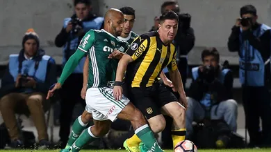 Vis&atilde;o do est&aacute;dio: Felipe Melo agiu em leg&iacute;tima defesa. E o Pe&ntilde;arol foi negligente