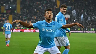 Com sorte e gol quase antol&oacute;gico, David Neres &eacute; decisivo em virada do Napoli