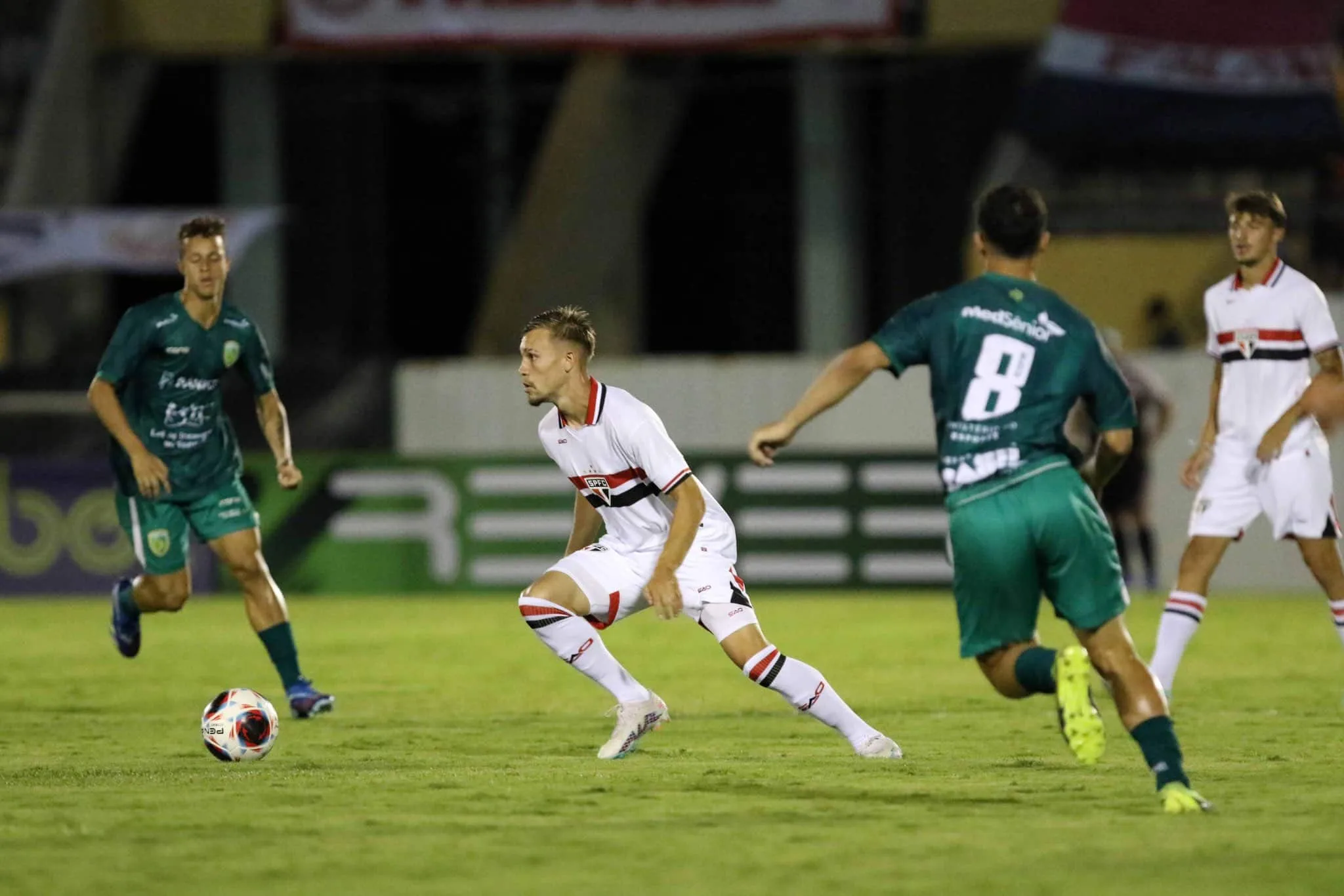 S&atilde;o Paulo estreia na Copinha com passeio sobre o Porto Vit&oacute;ria e aula de volante que encantou Dorival