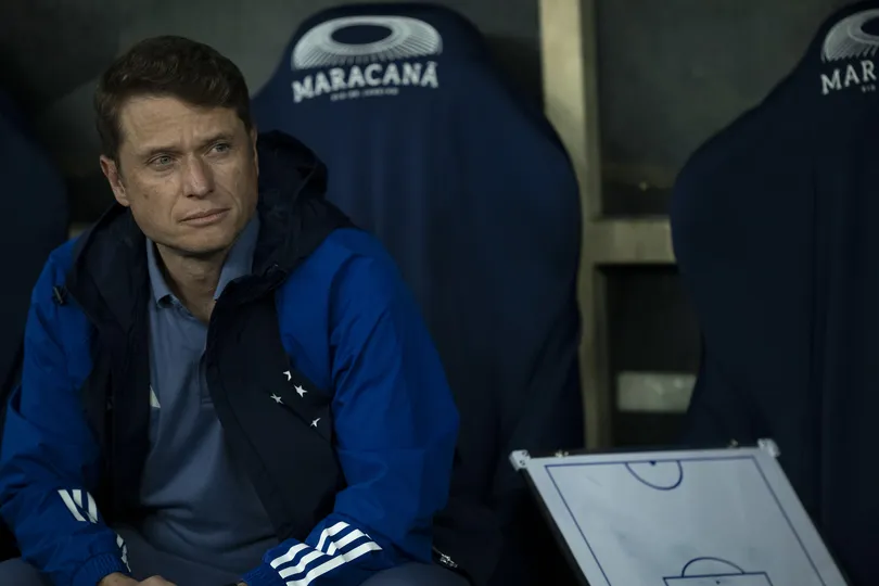 Fernando Seabra, treinador do Cruzeiro, sentado no banco de reservas com semblante fechado durante partida contra o Flamengo, no Brasileir&atilde;o
