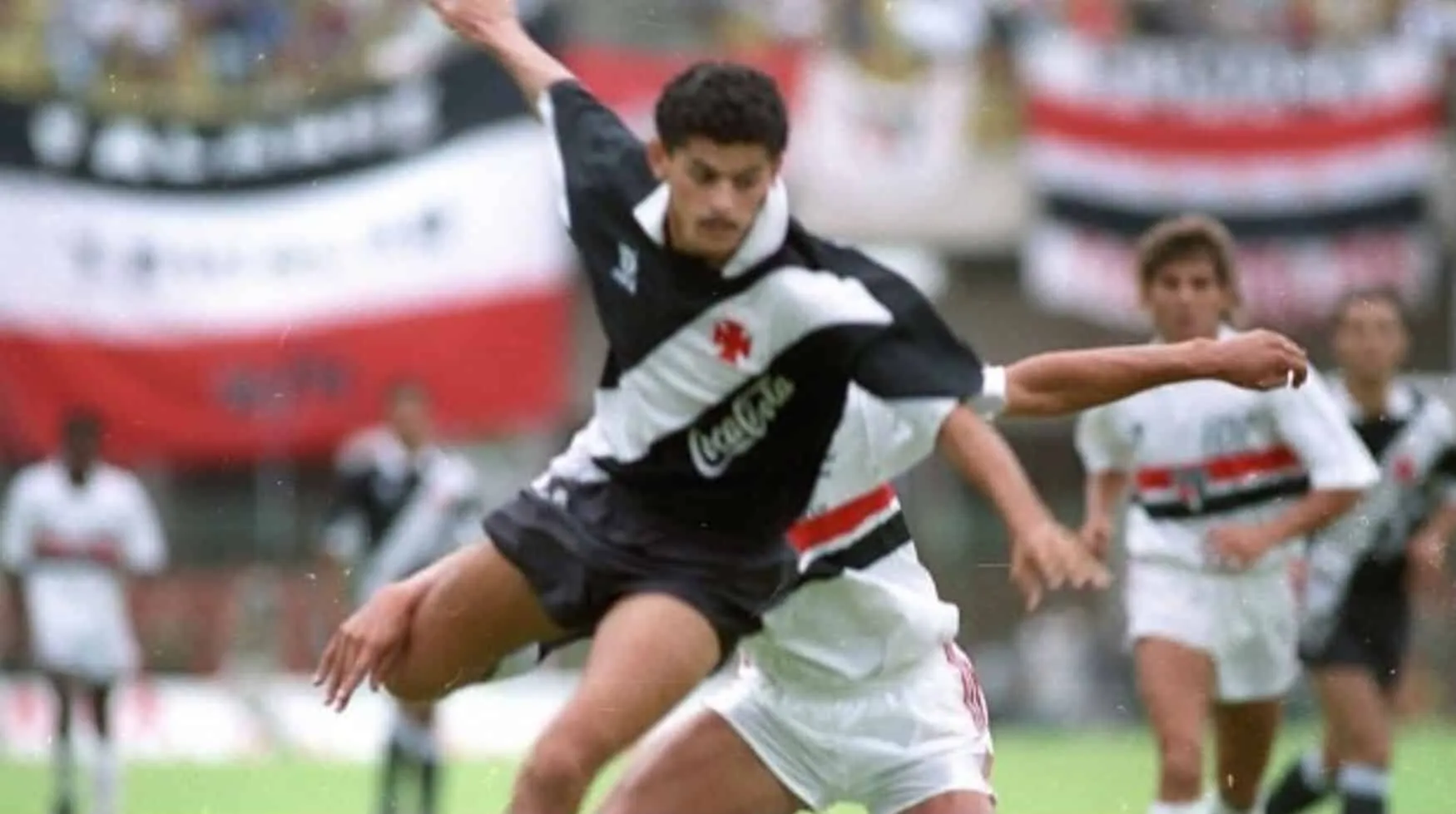 A Copinha de 92 &eacute; t&atilde;o marcante a Vasco e S&atilde;o Paulo porque tamb&eacute;m se refletiu em t&iacute;tulos ao profissional