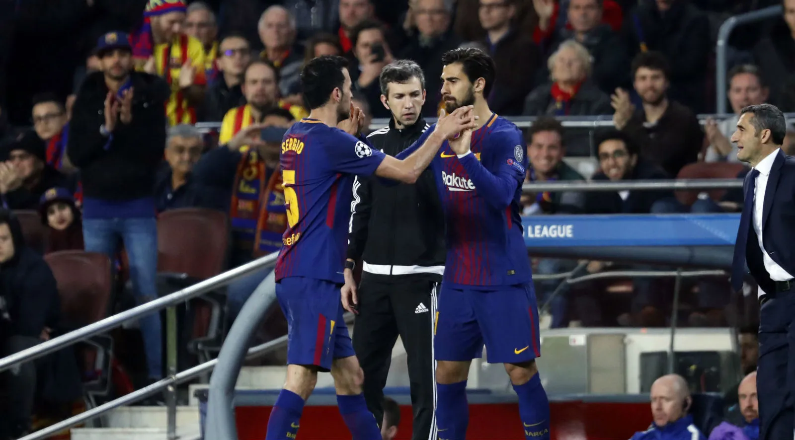 Torcida do Bar&ccedil;a ignorou os erros para apoiar o lado humano de Andr&eacute; Gomes