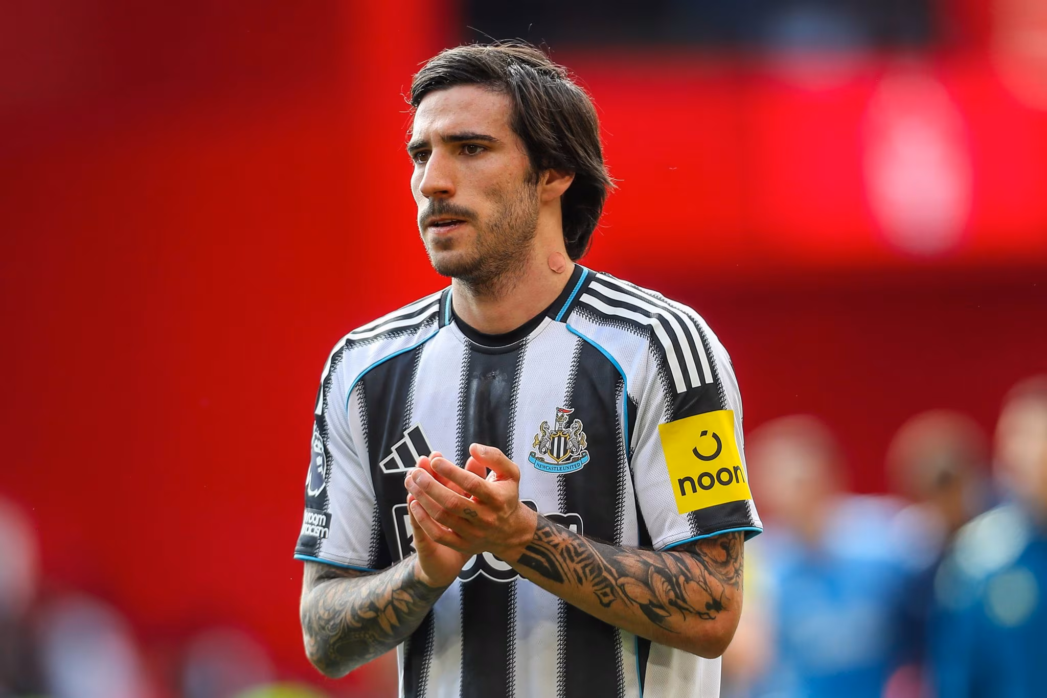 Tonali aplaude torcedores do Newcastle