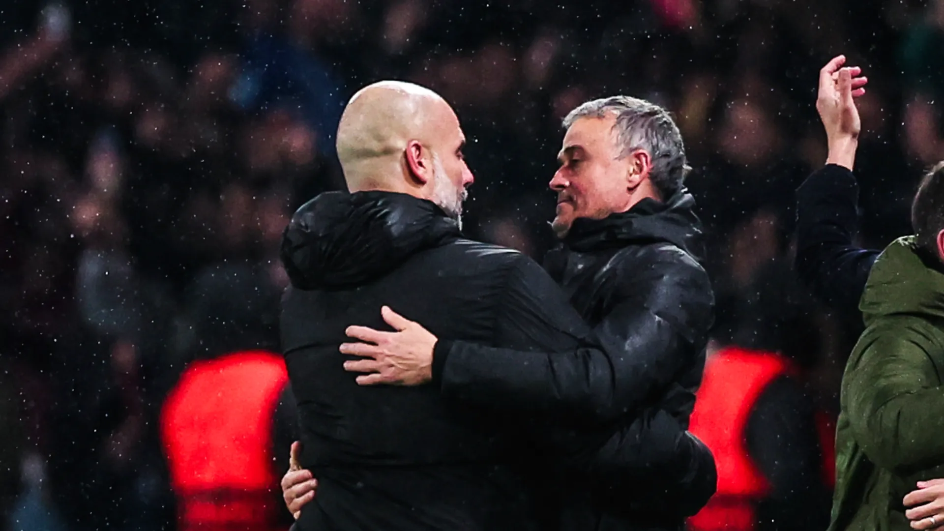 Guardiola e Luis Enrique se cumprimentam após jogo entre City e PSG