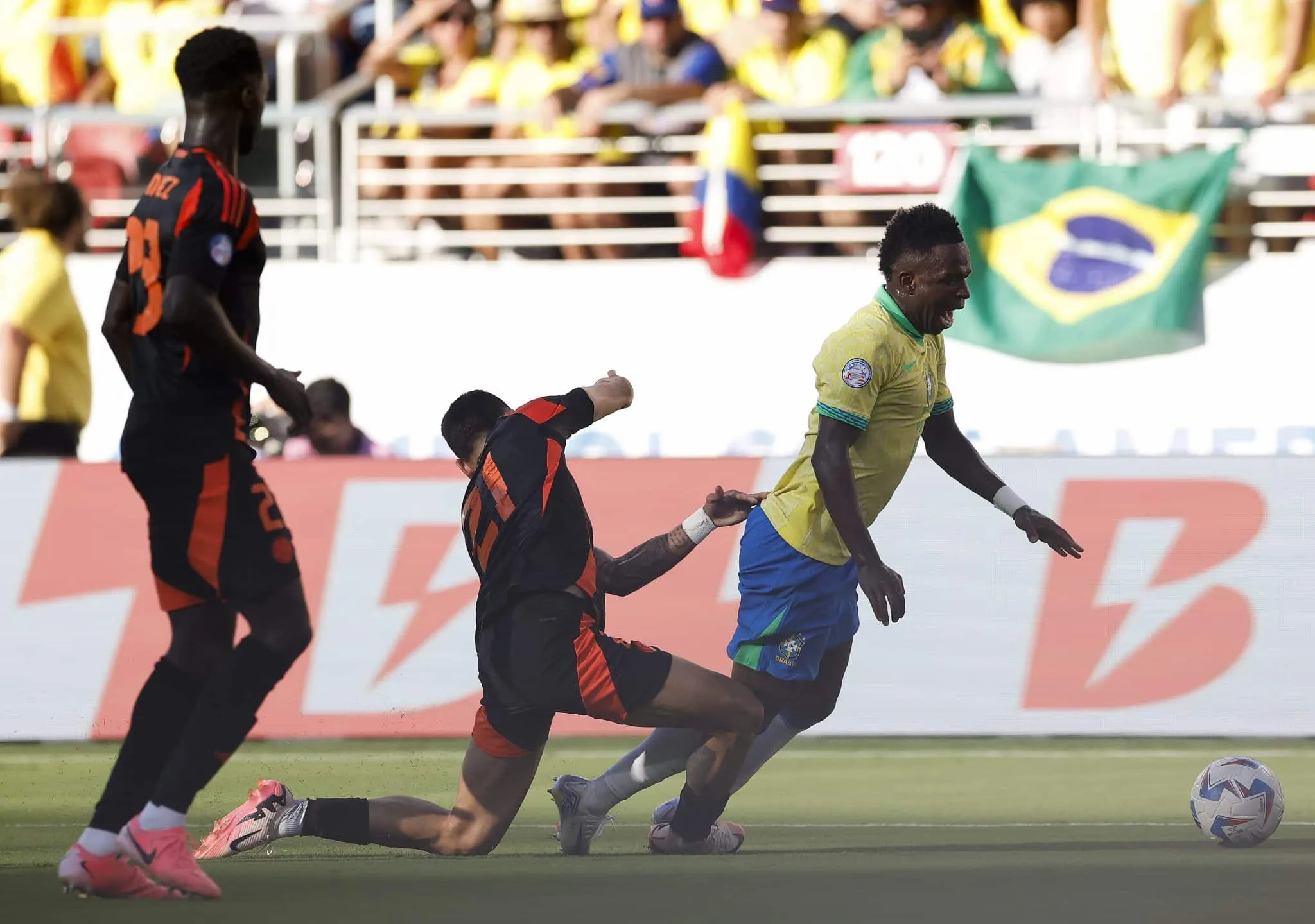 Conmebol reconhece erro em lance capital do duelo entre Brasil e Col&ocirc;mbia