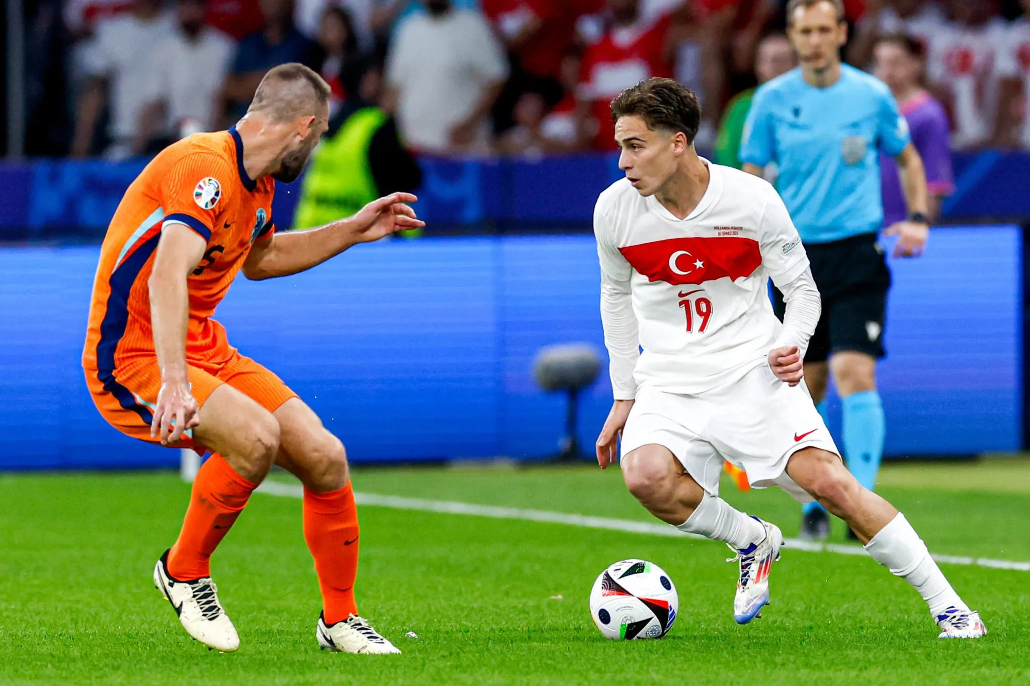 Yildiiz em a&ccedil;&atilde;o pela Turquia na Eurocopa de 2024 (Foto: Marcel ter Bals/DeFodi Images/Icon Sport)