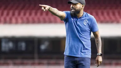 Ex-t&eacute;cnico do Corinthians &eacute; expulso de restaurante na Bahia e sugere racismo; estabelecimento rebate vers&atilde;o