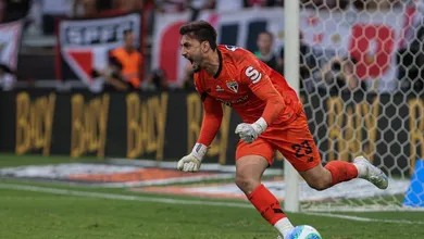 Decisivo (de novo) em t&iacute;tulo, Rafael come&ccedil;a a fazer o imposs&iacute;vel: afastar a sombra de Ceni