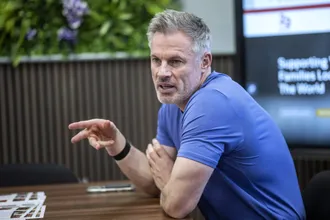 Carragher fica na bronca com titular do Liverpool: &lsquo;Ele &eacute; o Darwin N&uacute;&ntilde;ez dos laterais&rsquo;