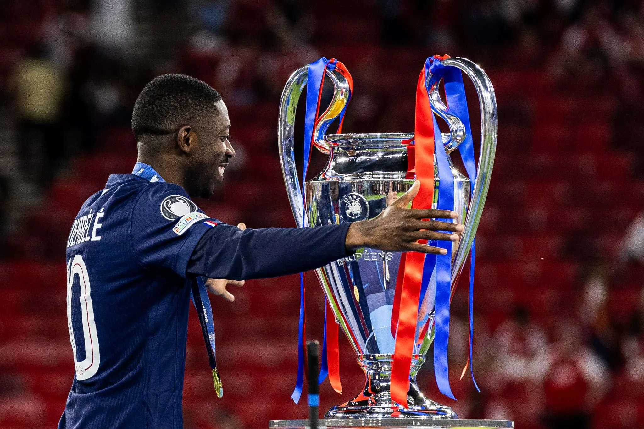 Ousmane Demb&eacute;l&eacute; com a ta&ccedil;a da Champions League conquistada com o PSG