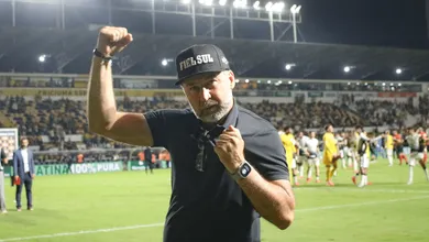 Mesmo com atraso de sal&aacute;rio, elenco do Corinthians mant&eacute;m apoio a Augusto Melo