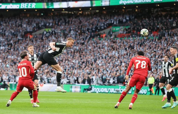 Burn cabeceia para o Newcastle