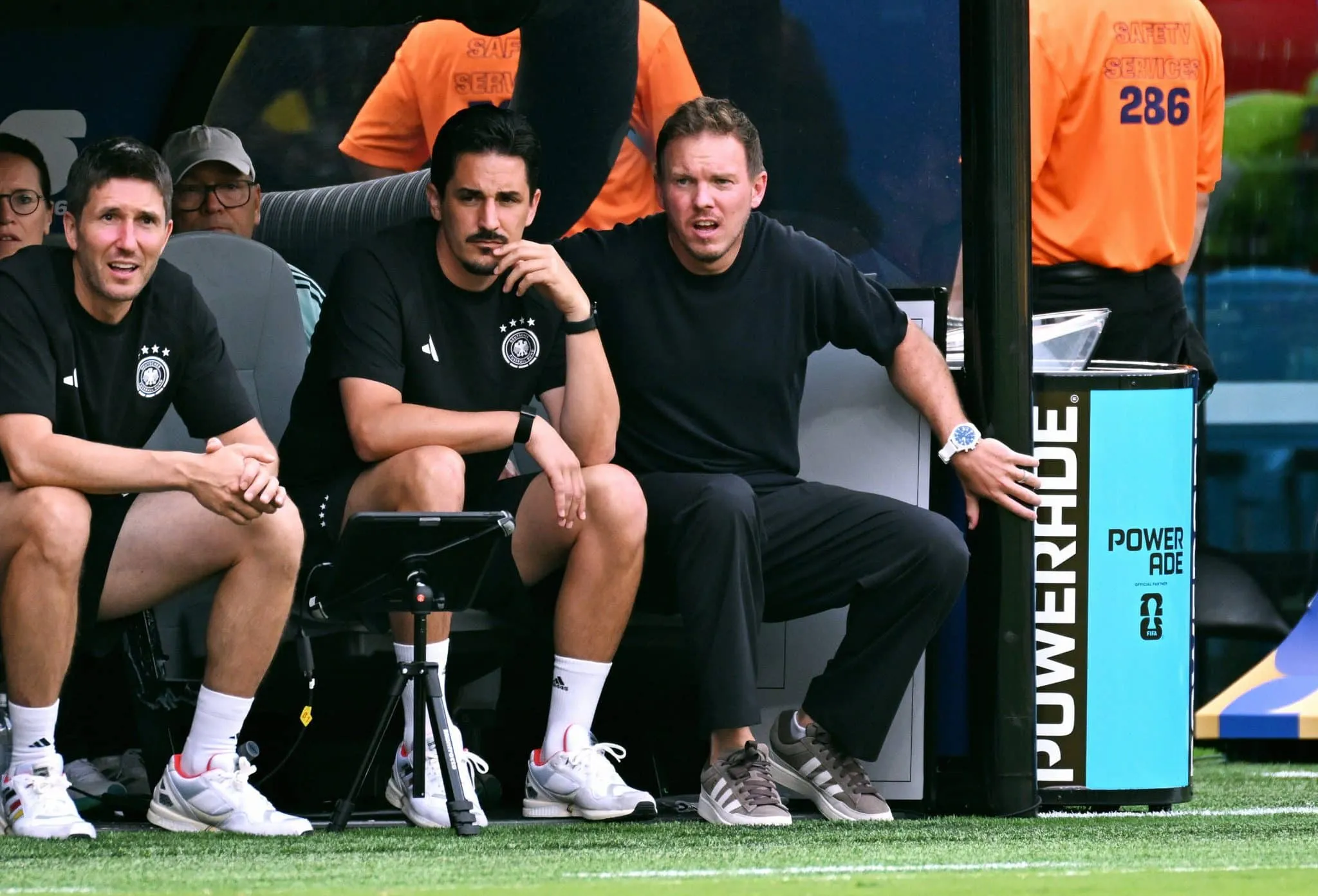 Julian Nagelsmann ao lado de seus auxiliares no banco de reservas da Alemanha