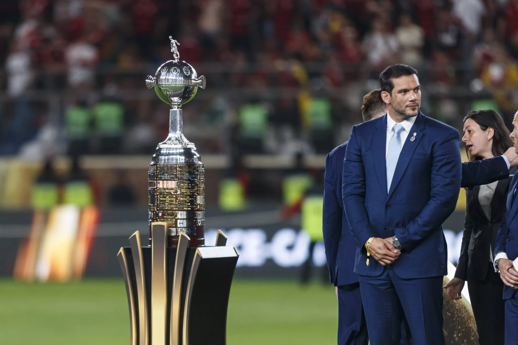 O presidente da CBF, Samir Xaud, e o trof&eacute;u da Libertadores