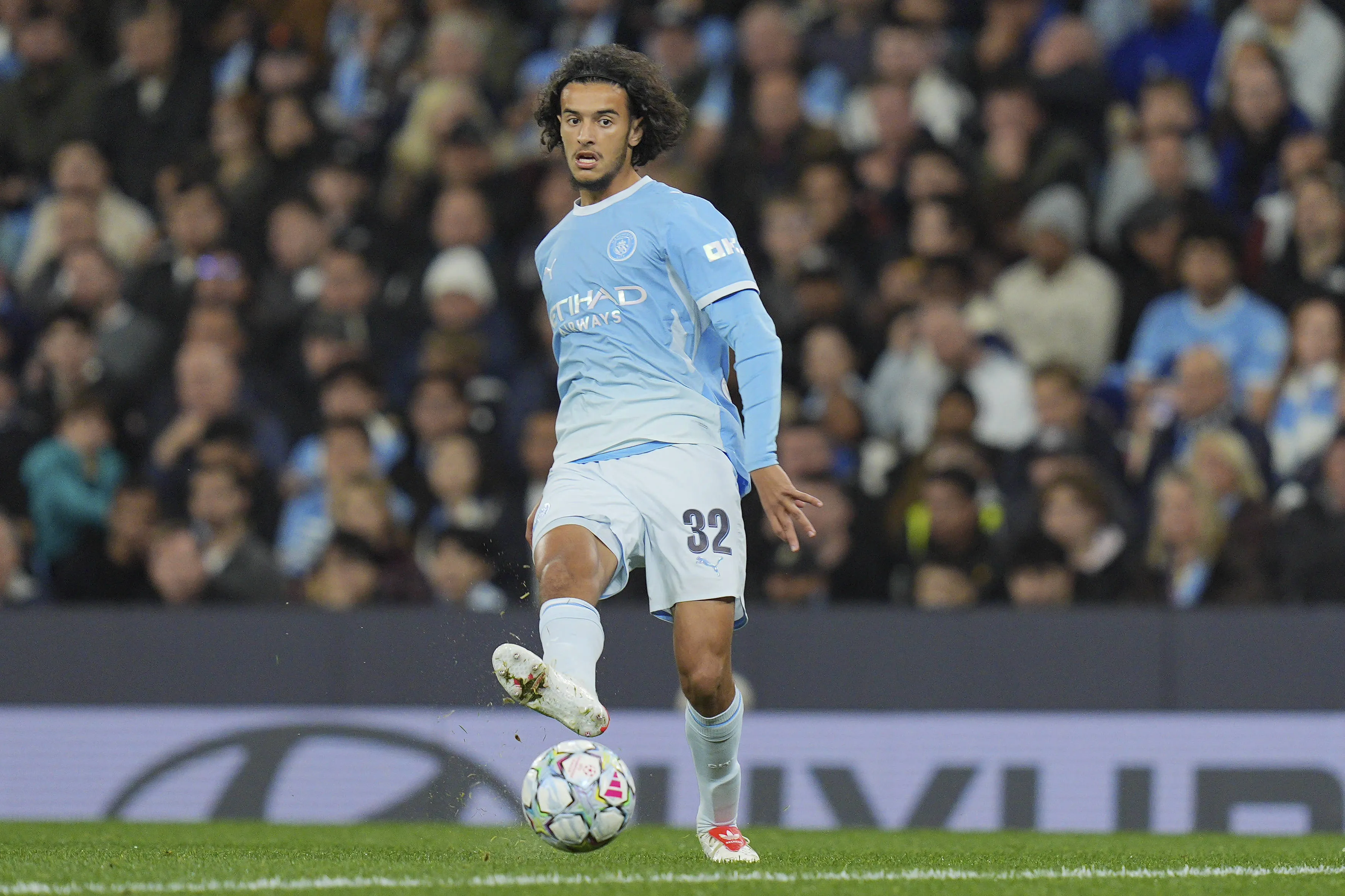 Bouaddi em ação pelo Manchester City
