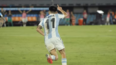 Almada refor&ccedil;a momento especial com gola&ccedil;o que deu vit&oacute;ria para a Argentina contra o Uruguai