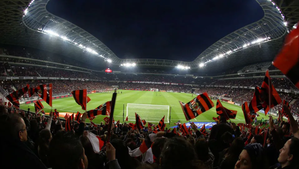 Nice desbanca o Paris Saint-Germain e empurra o Monaco rumo ao t&iacute;tulo da Ligue 1