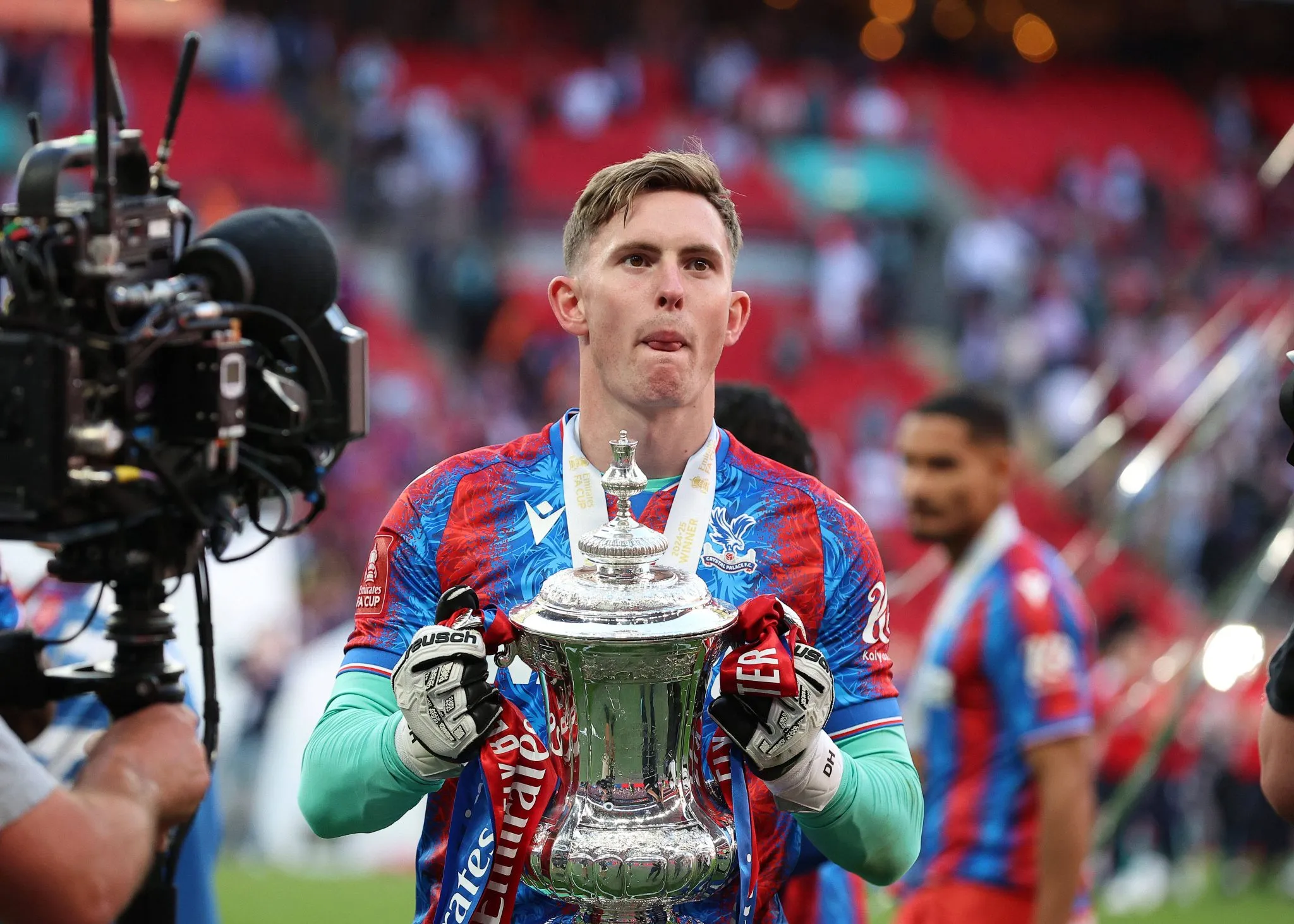 Dean Henderson foi um dos destaques da campanha do Crystal Palace que culminou no t&iacute;tulo da Copa da Inglaterra em 2024/25
