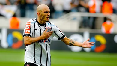 Vamos falar de F&aacute;bio Santos no Corinthians: depois de ganhar o mundo e sobreviver &agrave; uma reformula&ccedil;&atilde;o, a sa&iacute;da