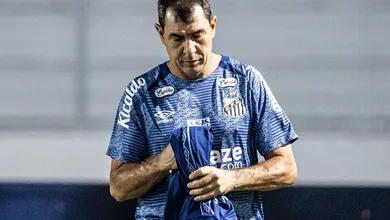 Carille v&ecirc; atua&ccedil;&atilde;o consistente do Santos, mas lamenta pouco controle de bola