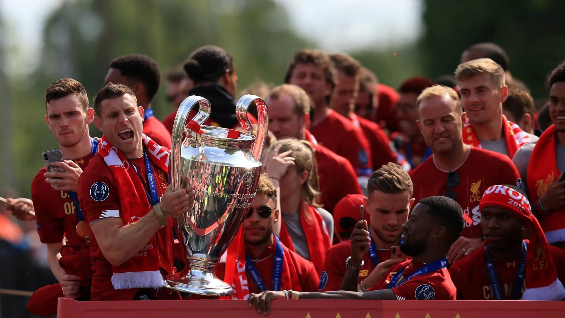 Milner parou o &ocirc;nibus do Liverpool para mostrar ta&ccedil;a da Champions a sobrevivente de Hillsborough