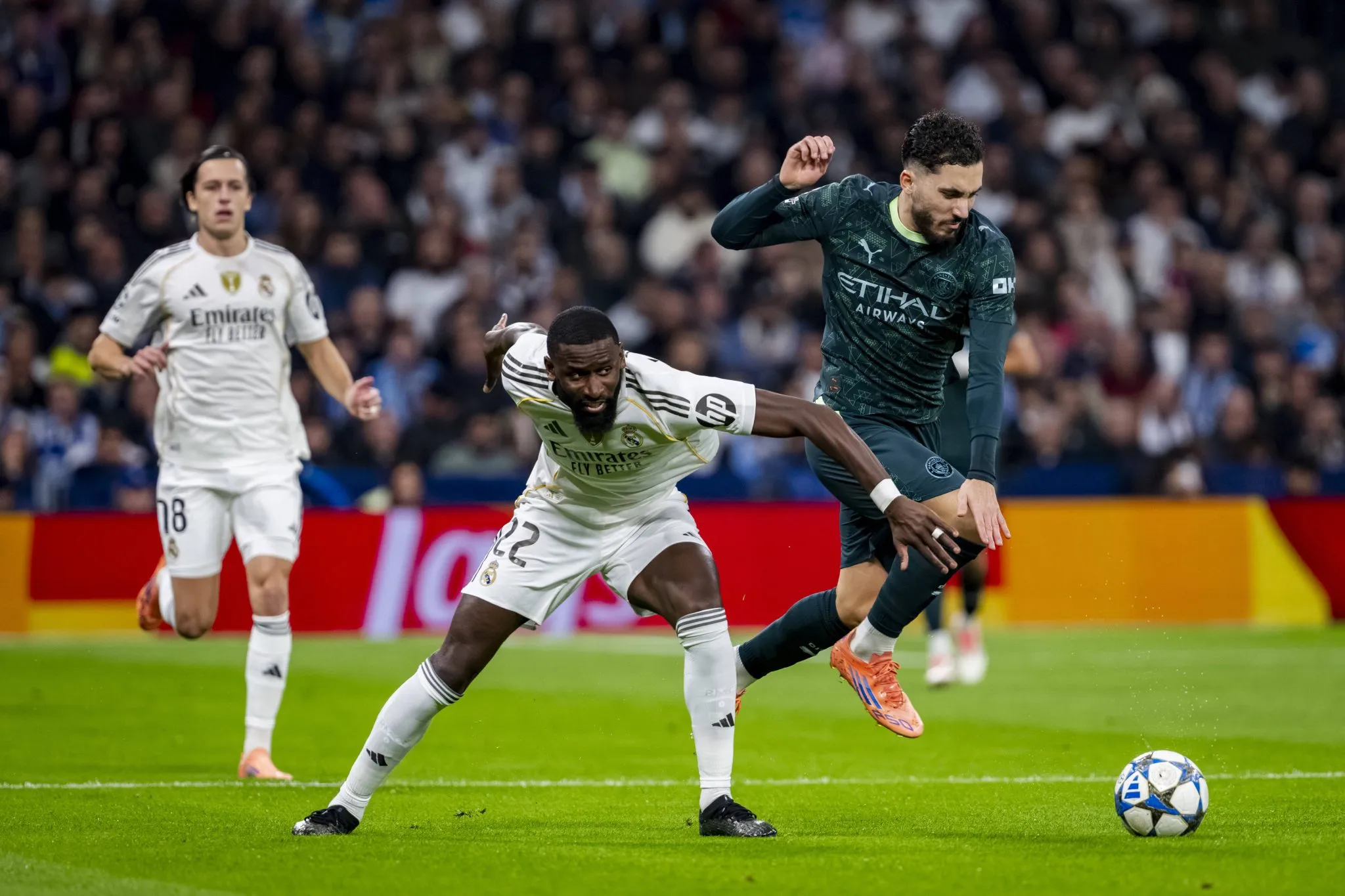 Cherki passa por R&uuml;diger em jogo entre Manchester City e Real Madrid