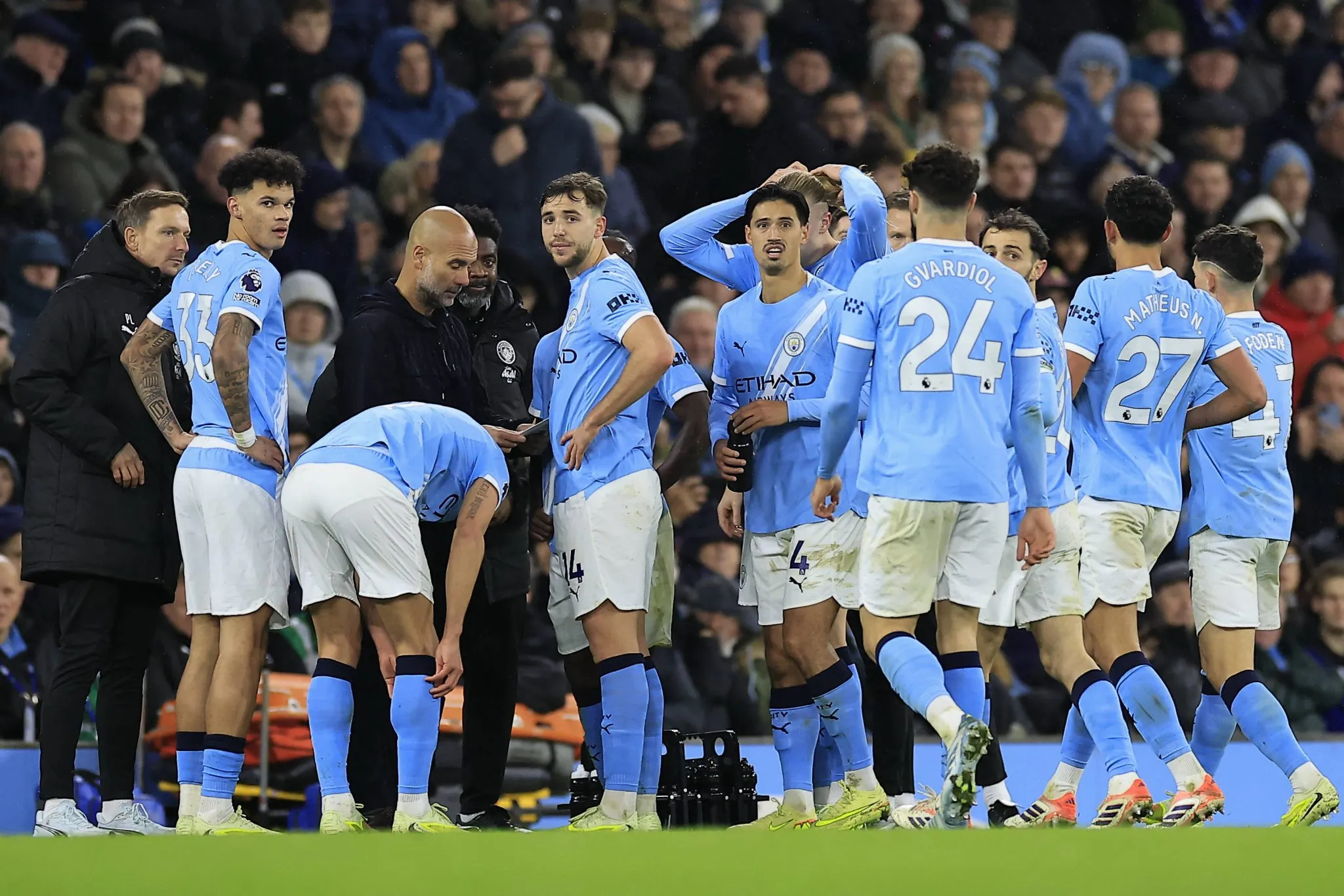 Pep Guardiola conversando com jogadores durante atendimento a Donnarumma