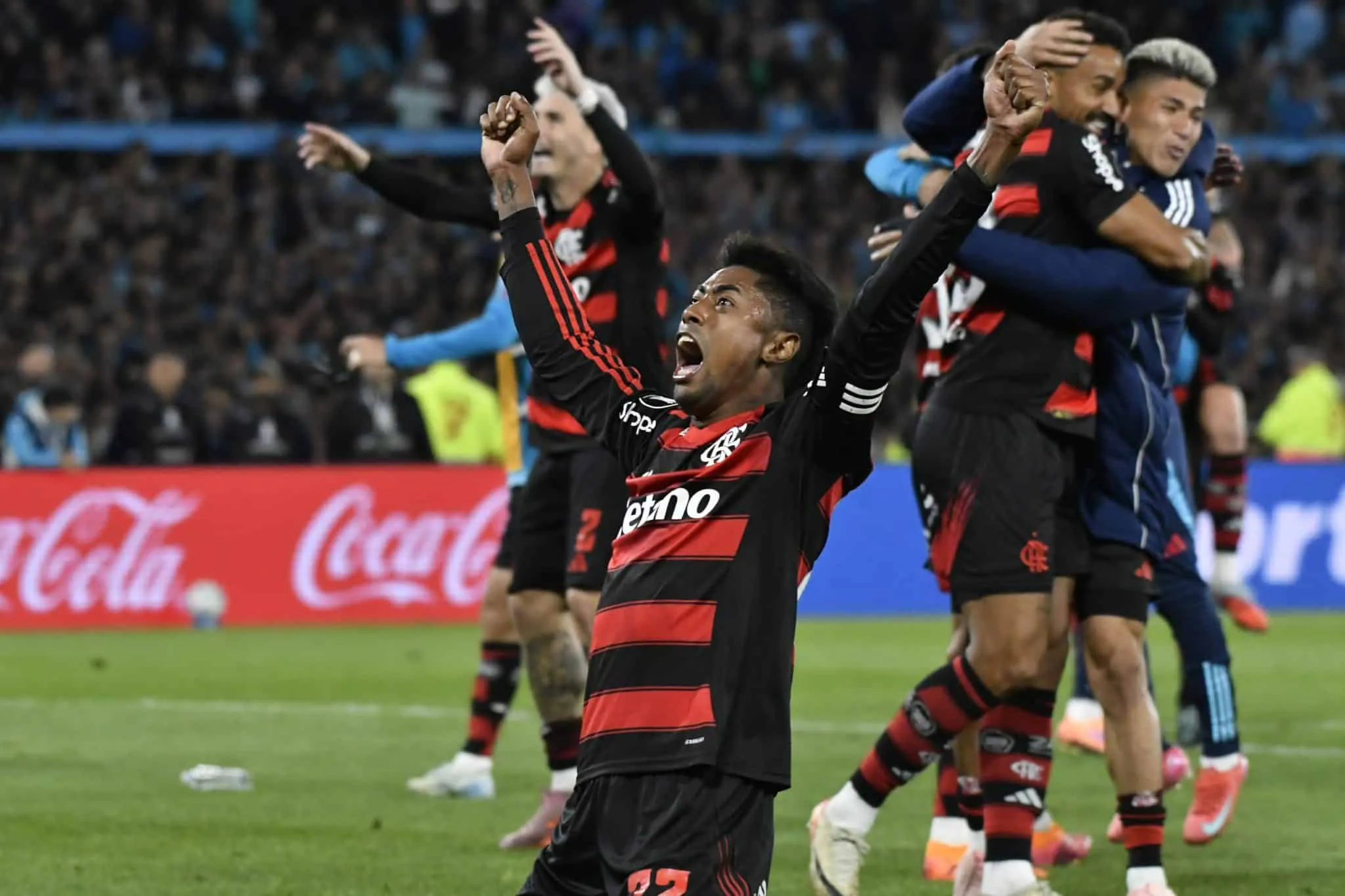 Entre controle e resist&ecirc;ncia: Um Flamengo &lsquo;h&iacute;brido&rsquo; superou Racing e o caos em Avellaneda