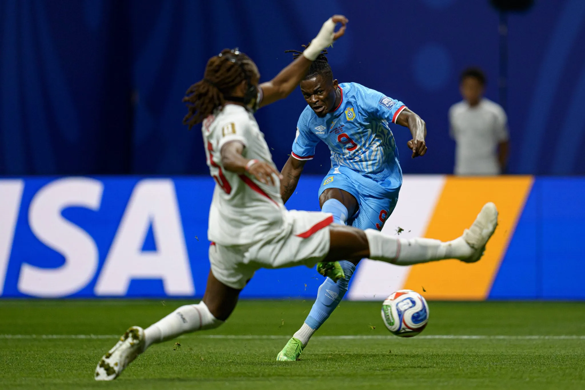 Brian Cipenga no lance do gol da RD Congo sobre a Inglaterra (Foto: Imago/Ball Raw Images)