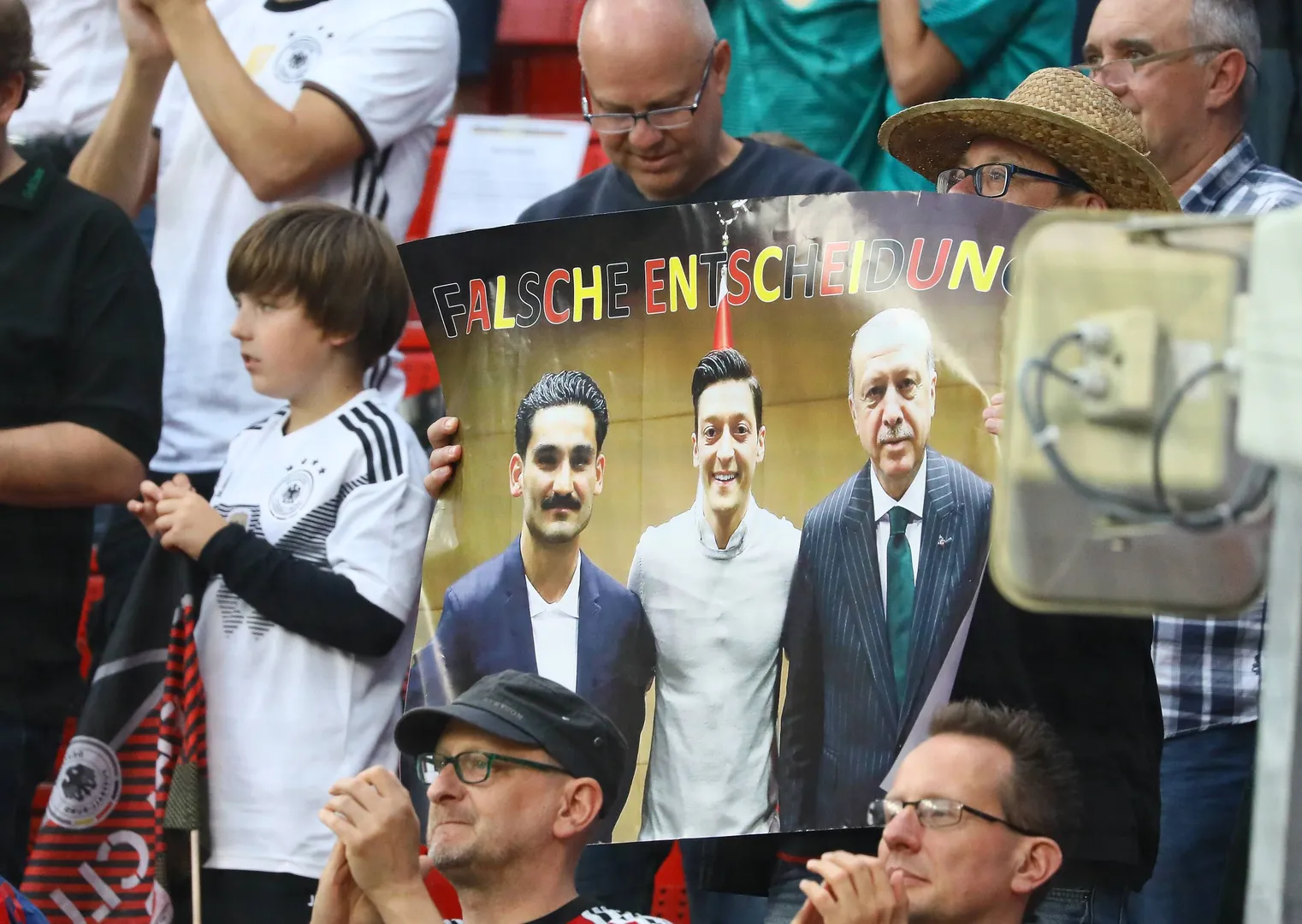 Torcedores alem&atilde;es protestam contra encontro de Gundogan e &Ouml;zil com Erdogan, presidente da Turquia Foto: (Imago)