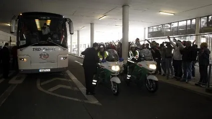 Torcida do Real Madrid protestou no aeroporto. L&aacute;, como c&aacute;, a cobran&ccedil;a &eacute; forte