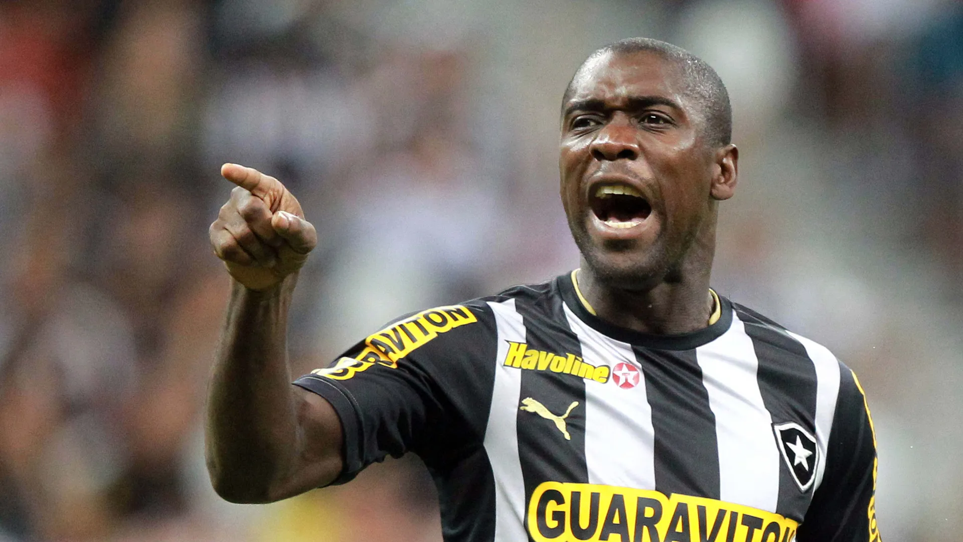 Seedorf em a&ccedil;&atilde;o com a camisa do Botafogo em 2013 (Foto: Icon Sport)