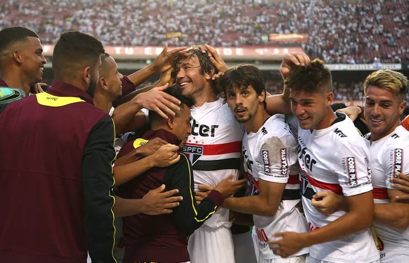 Lugano se despede como &iacute;dolo por saber colocar o S&atilde;o Paulo acima de si mesmo