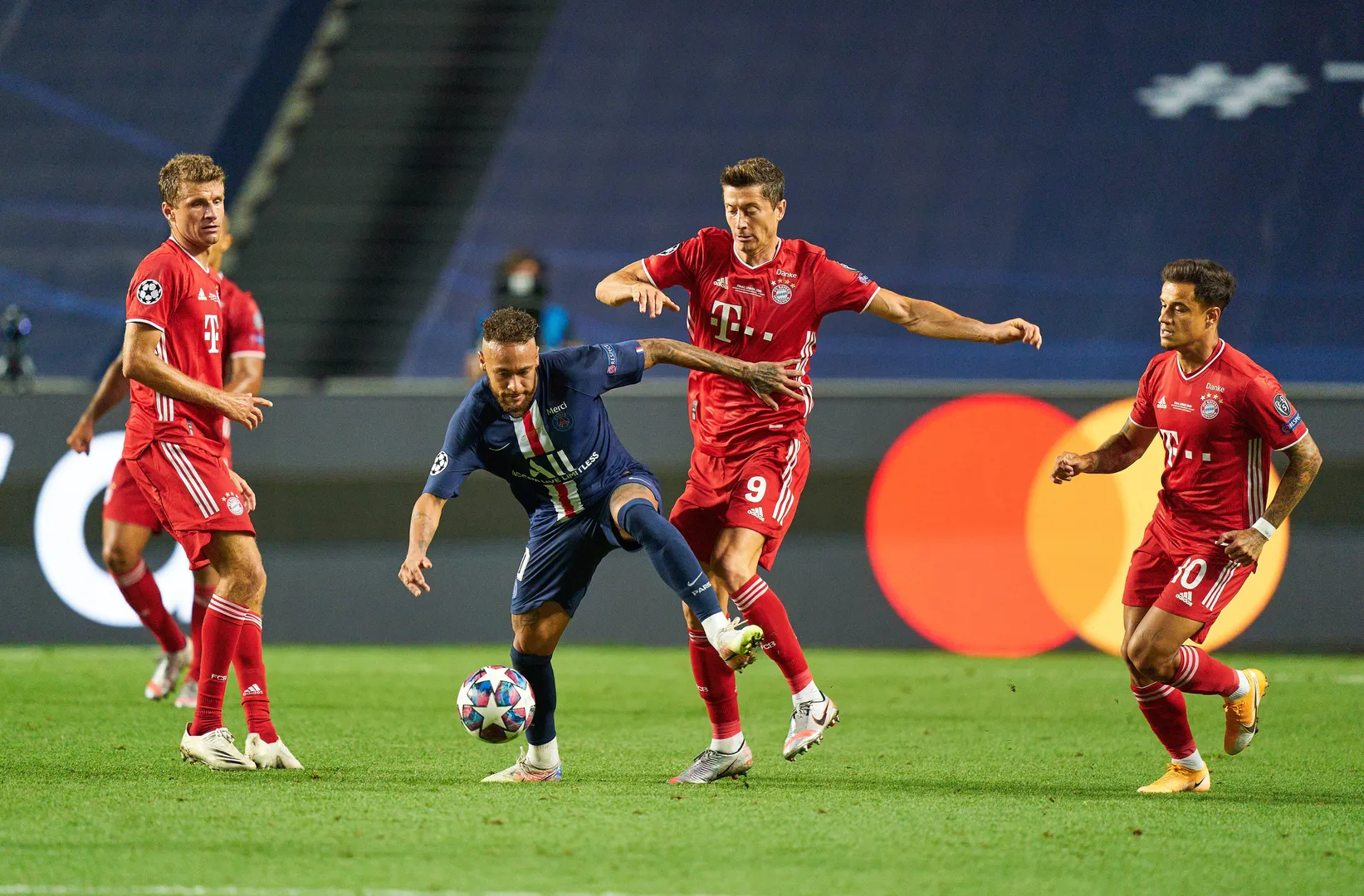 Em 2020, Neymar e Coutinho voltaram a se enfrentar em uma final. Dessa vez, da Champions League (Foto: Imago)