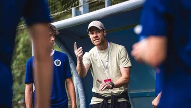 De f&eacute;rias, Xabi Alonso &lsquo;esquece&rsquo; o Leverkusen para treinar time do filho