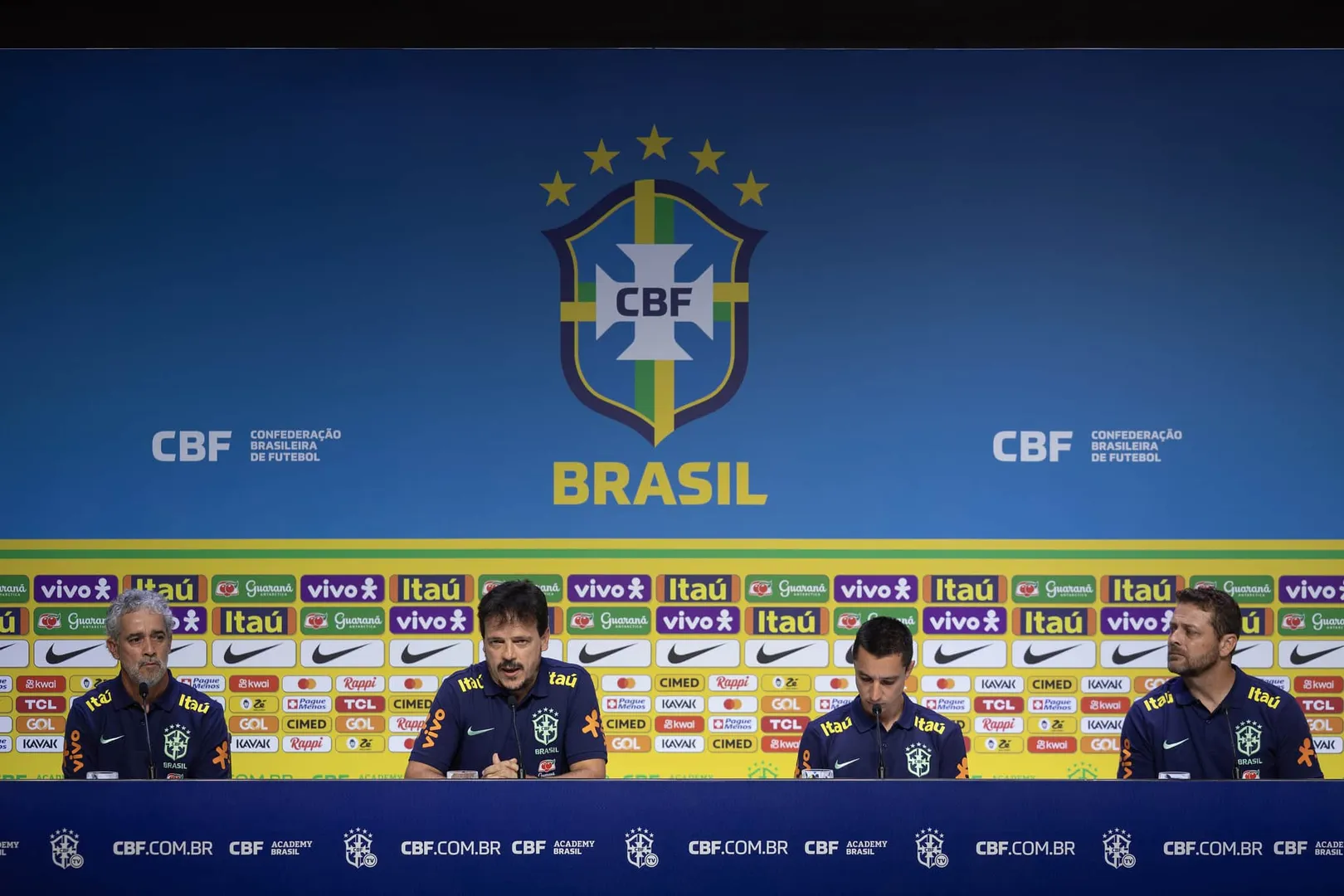 Da esquerda para a direita: Wagner Bertelli, Fernando Diniz, Eduardo Barros e Marcos Seixas, membros da comiss&atilde;o t&eacute;cnica do Fluminense e da Sele&ccedil;&atilde;o (Foto: Thais Magalh&atilde;es/CBF)