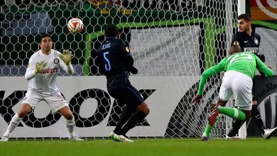 A noite desastrosa do goleiro da Inter deixou a classifica&ccedil;&atilde;o nas m&atilde;os do Wolfsburg